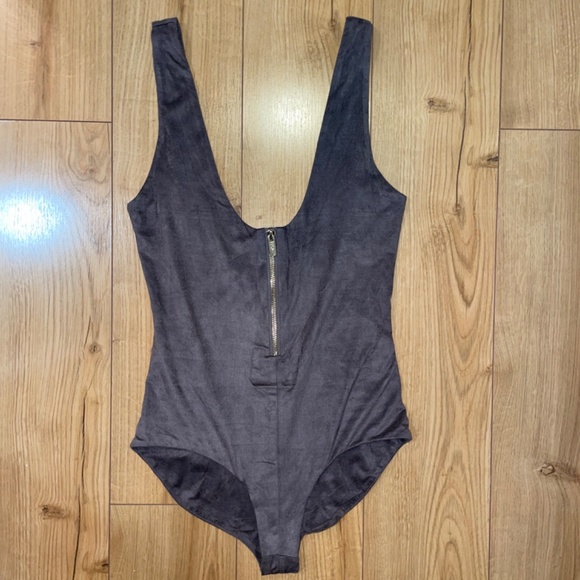 House of CB London “Romane” Gray Vegan Suede Zip front bodysuit - Picture 4 of 13